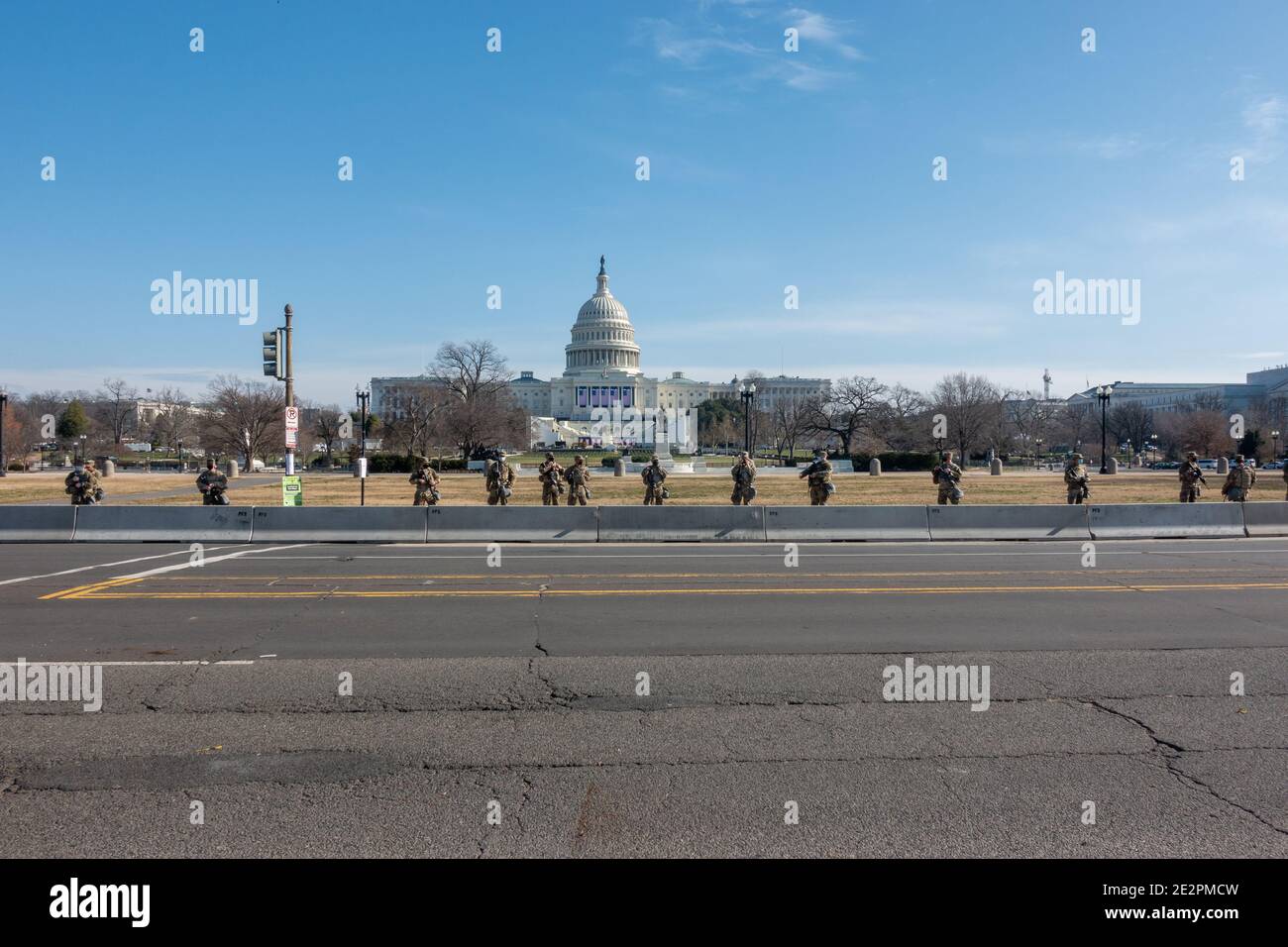 WASHINGTON, DC - GEN. 14, 2021: La Guardia Nazionale guarda intorno al Campidoglio degli Stati Uniti in una mostra di forza in preparazione alle anticipate proteste estremiste di Trump e all'imminente inaugurazione di Joe Biden. Foto Stock