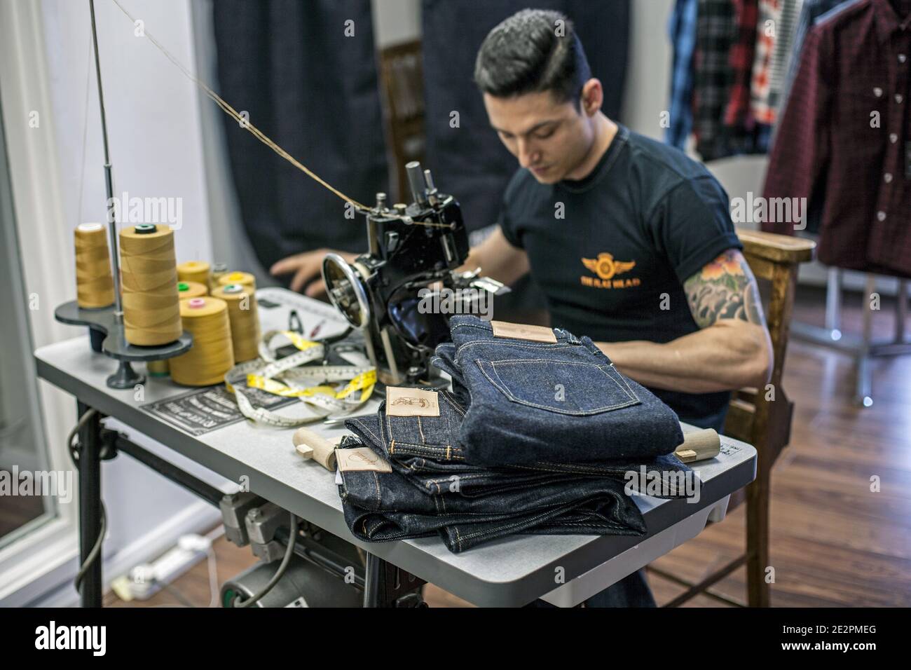 Jeans da cucire denim su macchina da cucire Union Special 43200G da 1950 Foto Stock