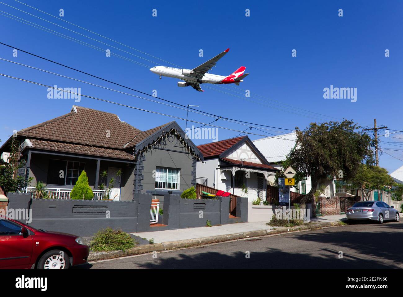 Aerei jet passeggeri che atterrano su case residenziali durante il volo Percorso a Sydenham Sydney New South Wales Australia Foto Stock