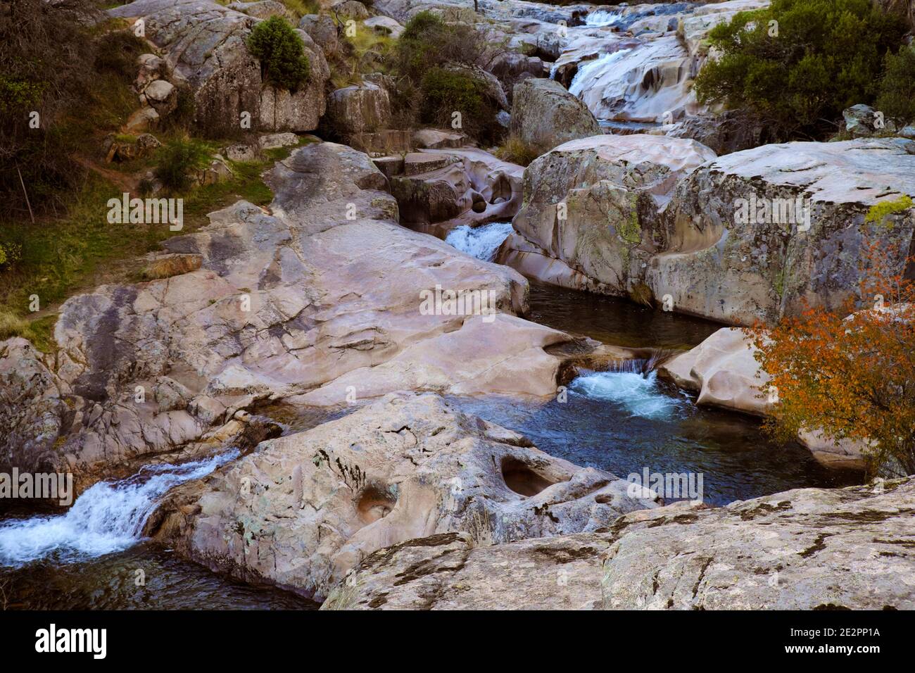 Corso superiore del fiume Manzanares a la Pedriza, parte del Parco Nazionale della Sierra de Guadarrama. Manzanares el Real, Madrid. Foto Stock