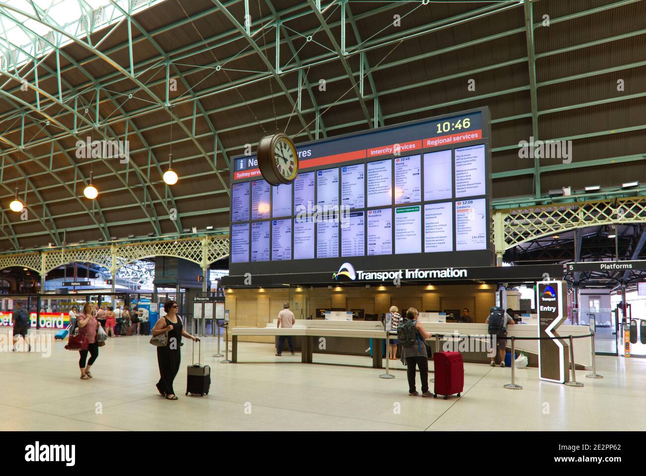 Gli arrivi e le partenze sono al Terminal della Stazione Centrale Per i treni passeggeri nazionali e interstatali in partenza da Sydney Australia Foto Stock