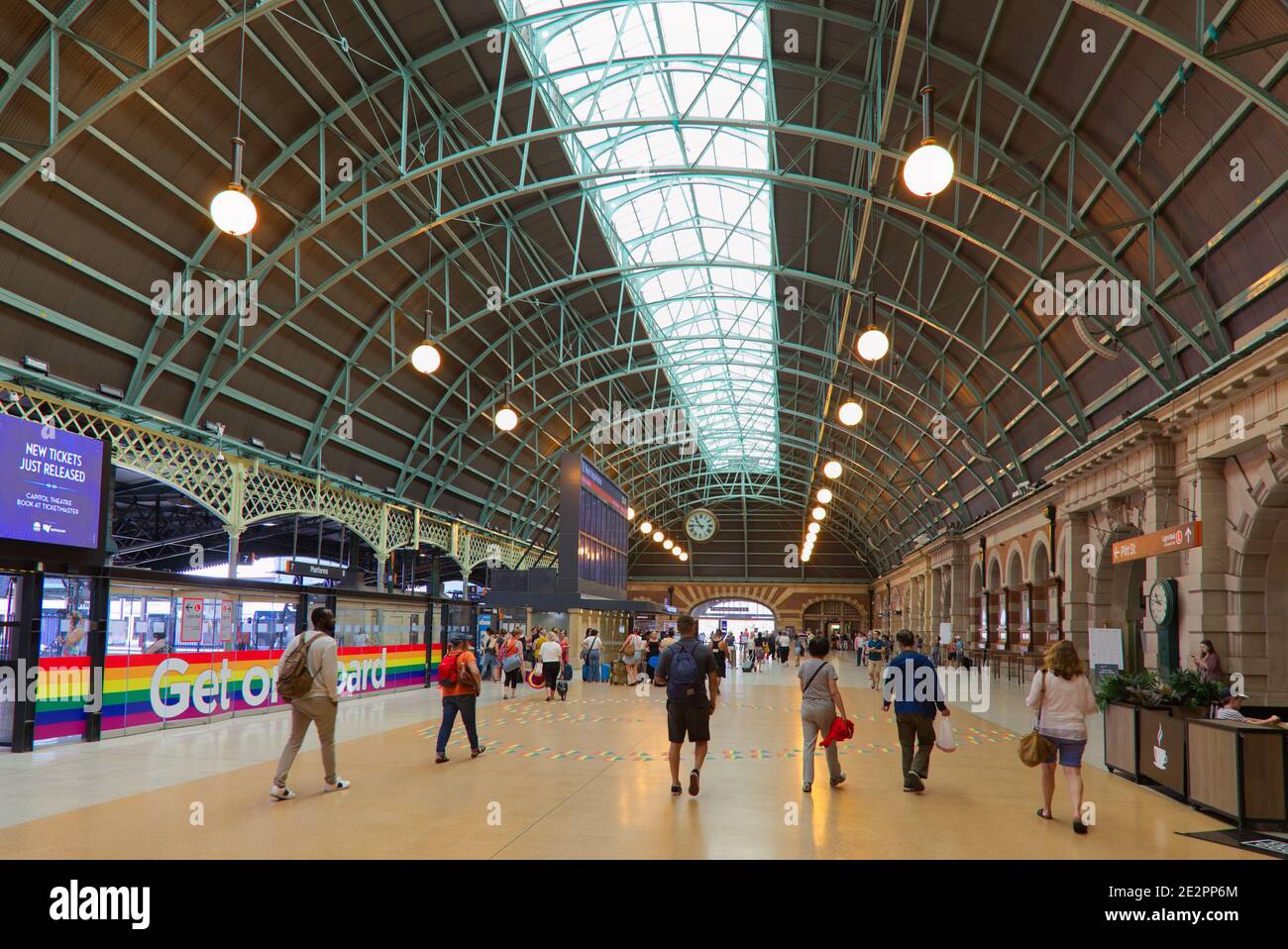 All'interno del Terminal ferroviario della Stazione Centrale per il Paese e. Treni passeggeri interstatali in partenza da Sydney Australia Foto Stock