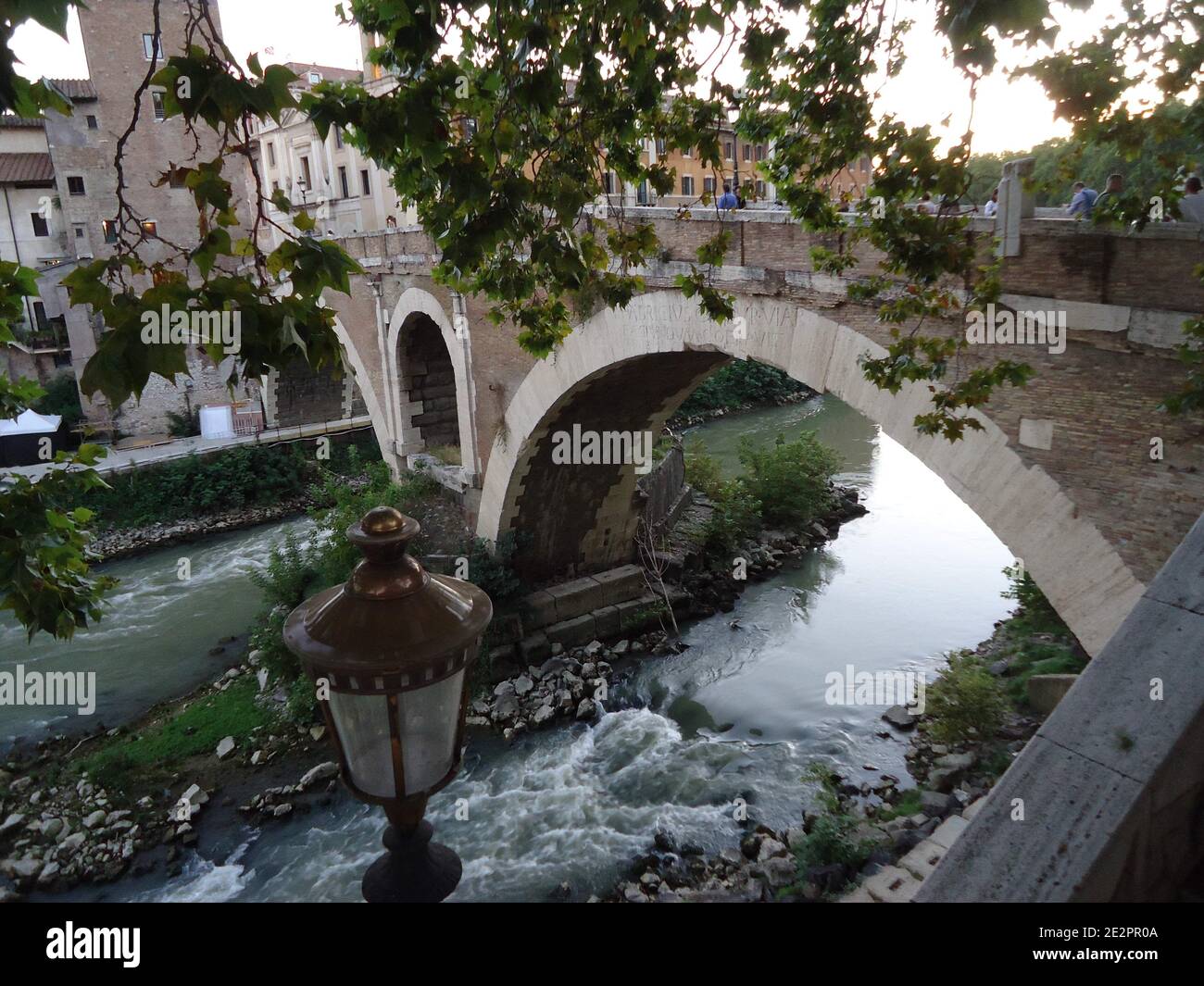 Ponte nascosto sul fiume Reno nel cuore di Roma Foto Stock