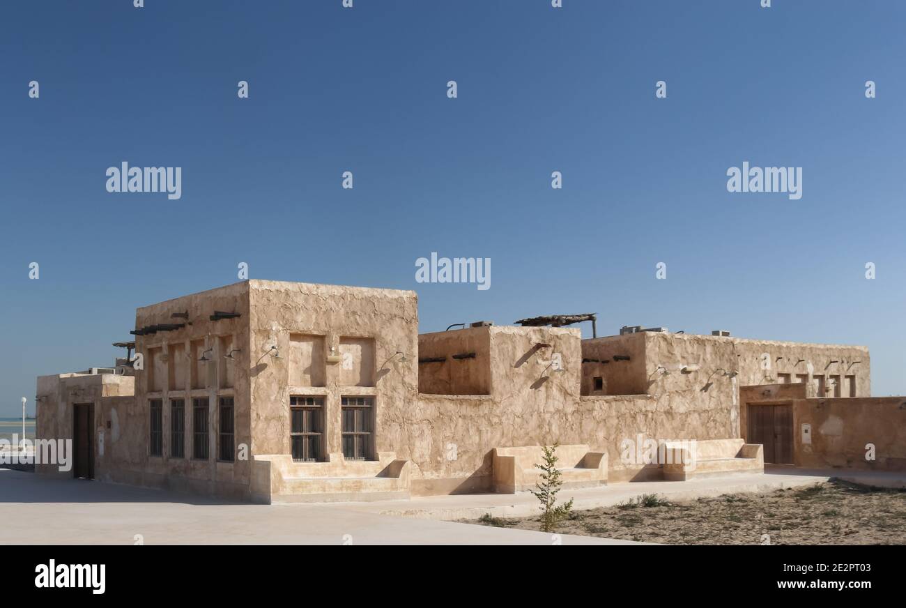 Una vista delle vecchie case tradizionali in Qatar, la sua architettura è stata progettata in modo da mantenere la temperatura interna bassa durante il caldo bruciante in estate. Foto Stock