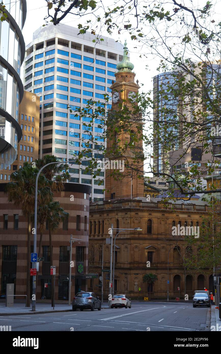 Il Lands Department Building (1890) su Bridge Street, uno dei "sandstones" più rappresentativi di Sydney, è stato progettato dall'architetto coloniale James Barnet New South Foto Stock