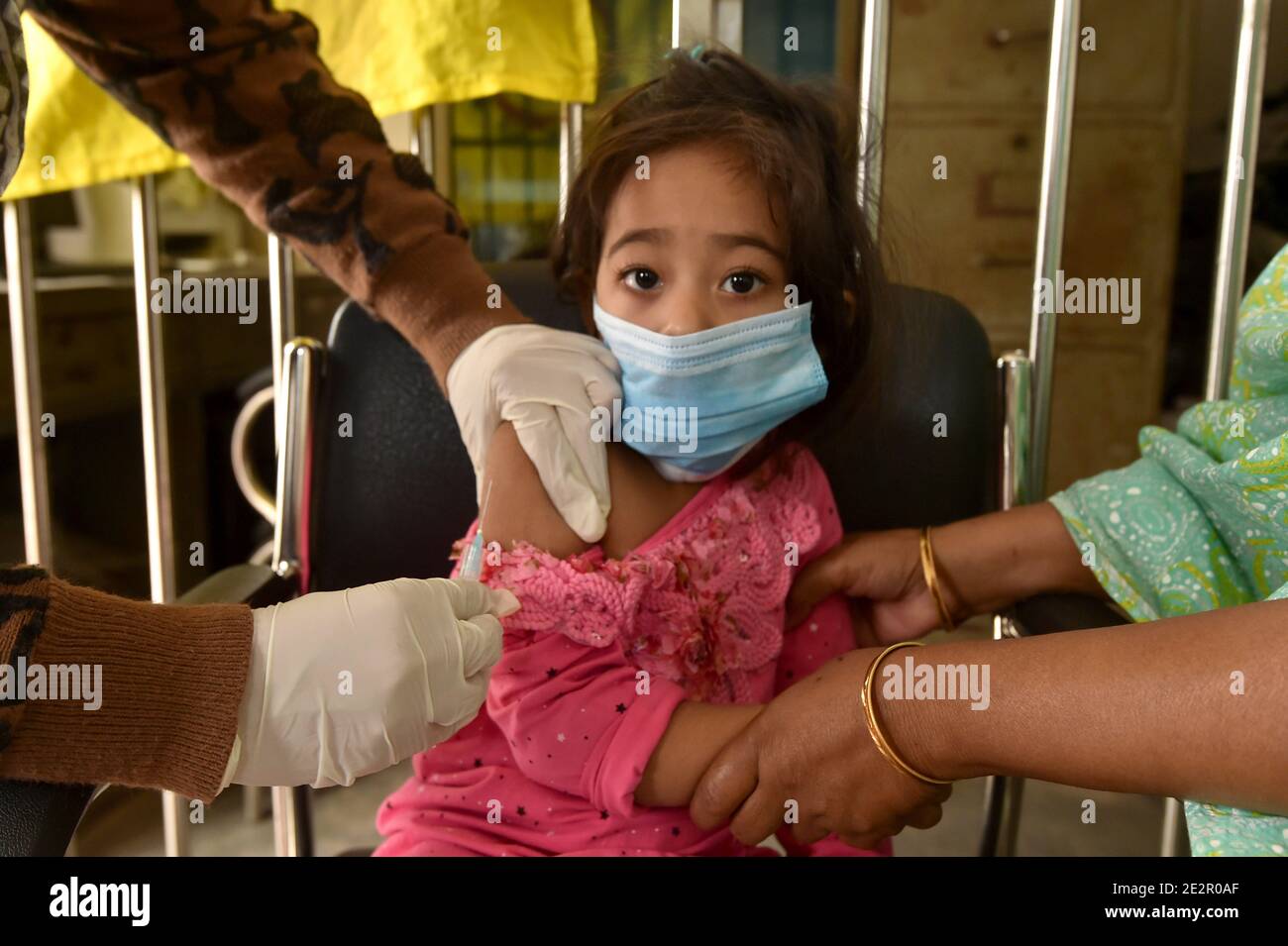 Dhaka. 15 gennaio 2021. Una ragazza riceve la vaccinazione del morbillo-rosolia in un centro a Dhaka, Bangladesh il 14 gennaio 2021. In Bangladesh è in corso una massiccia campagna per proteggere i bambini dal morbillo e dalla rosolia. La campagna iniziata il 13 dicembre è destinata a raggiungere 34 milioni di bambini di età compresa tra 9 mesi e 10 anni entro il 24 gennaio. Credit: Xinhua/Alamy Live News Foto Stock
