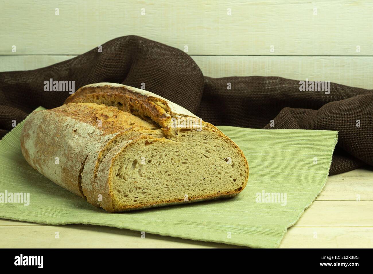 Il pane fatto in casa nel forno è semplice e gustoso. Banner alimentare per testo o design. Pane fresco e sano a casa secondo la ricetta. Spazio di copia. H Foto Stock