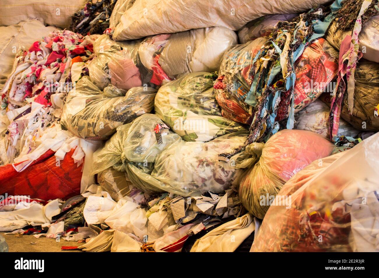 Stoccaggio di tessuti con diversi tipi e colori di tessuti e. all'interno di sacchetti di plastica Foto Stock