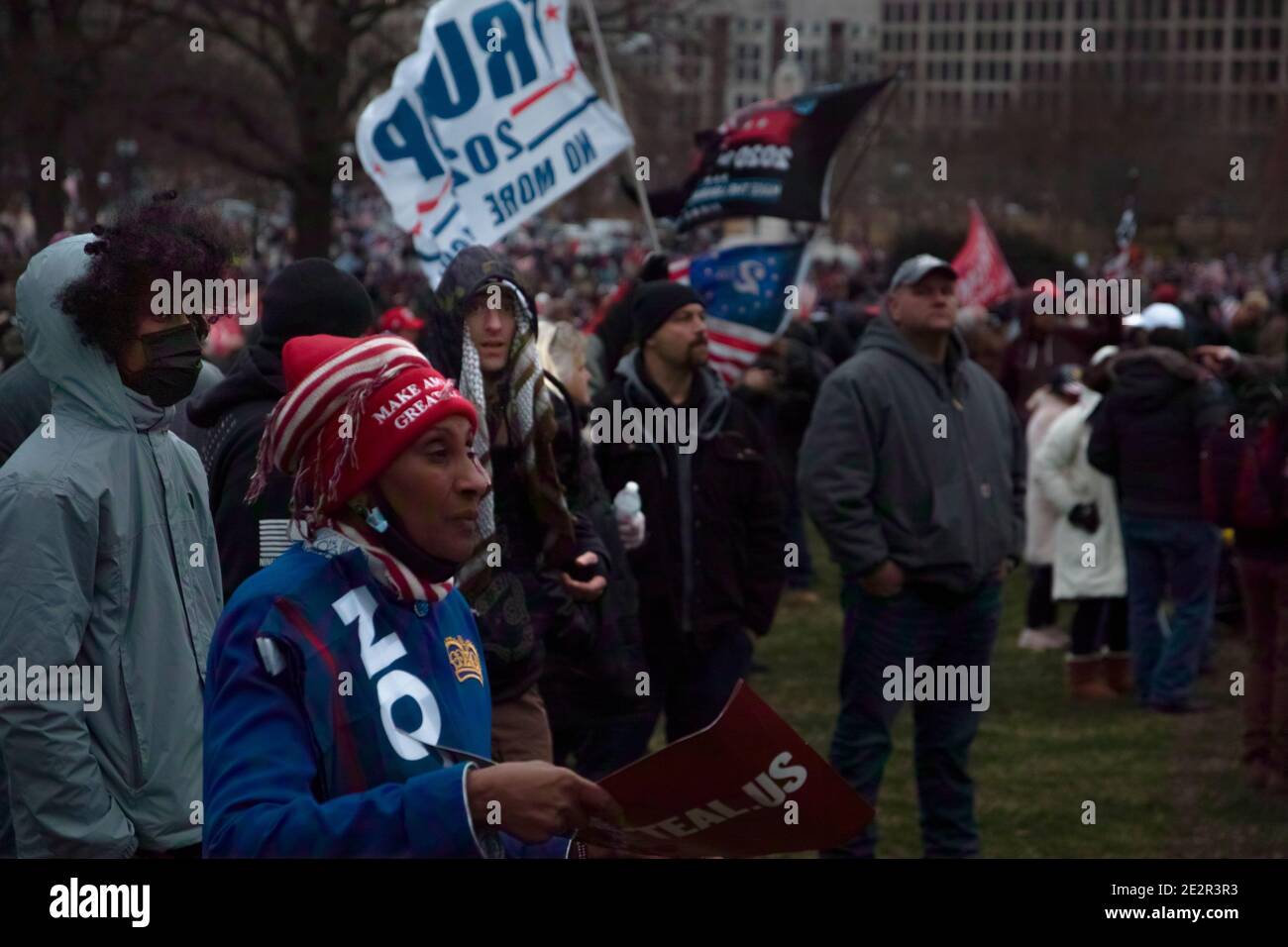 6 Gennaio 2021. Una grande folla di manifestanti a Capitol Hill con 2020 bandiere Donald Trump, America Flags. US Capitol Building, Washington DC.USA Foto Stock