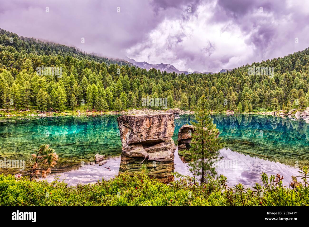 Belle riflessioni sulle alpi svizzere Lago di Saoseo, HDR Foto Stock