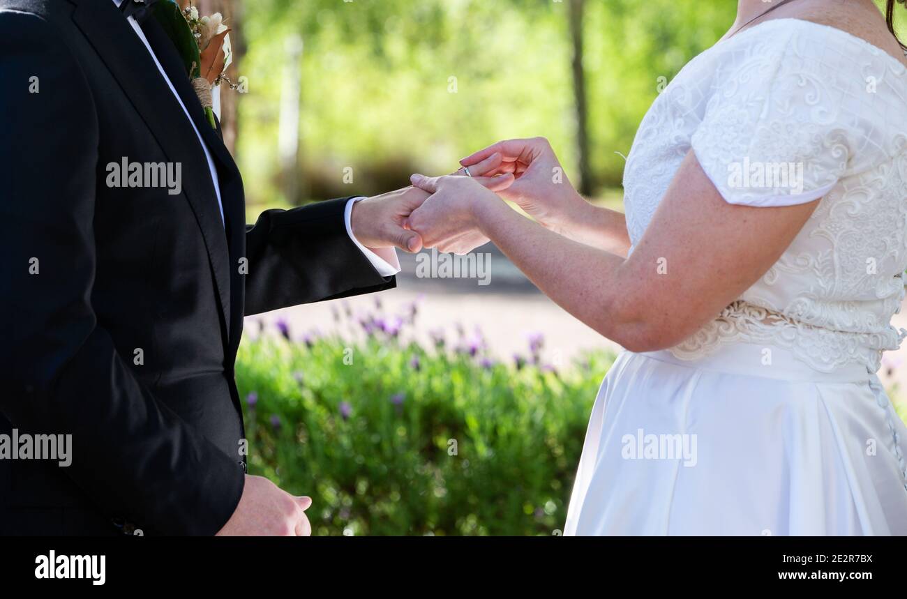 Sposa e lo sposo lo scambio di anelli Foto Stock