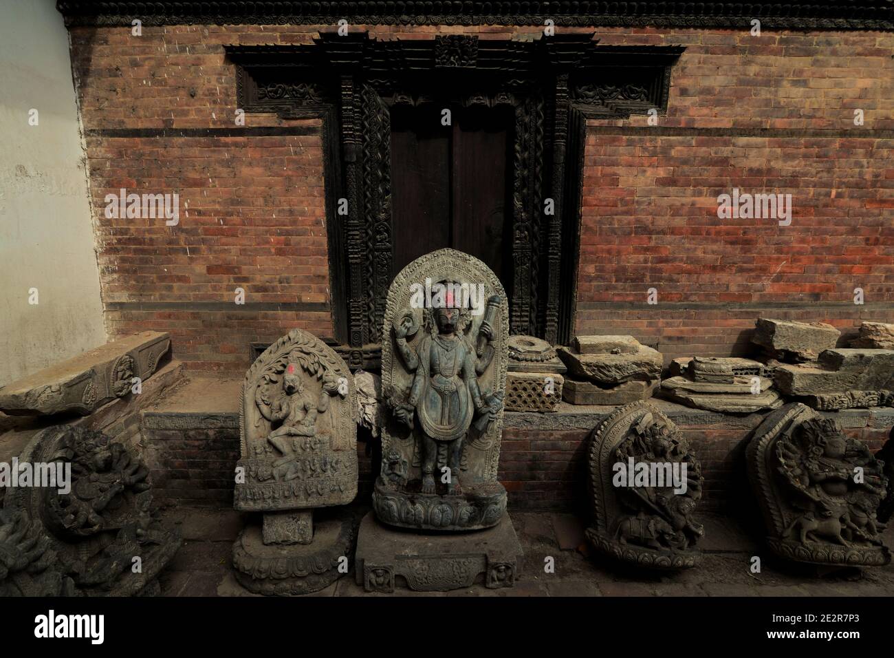 Manufatti al 'palazzo di cinquantacinque finestre'. Bhaktapur Durbar Square, un anno dopo i terremoti del 2015. Bhaktapur, Bagmati, Nepal. Foto Stock