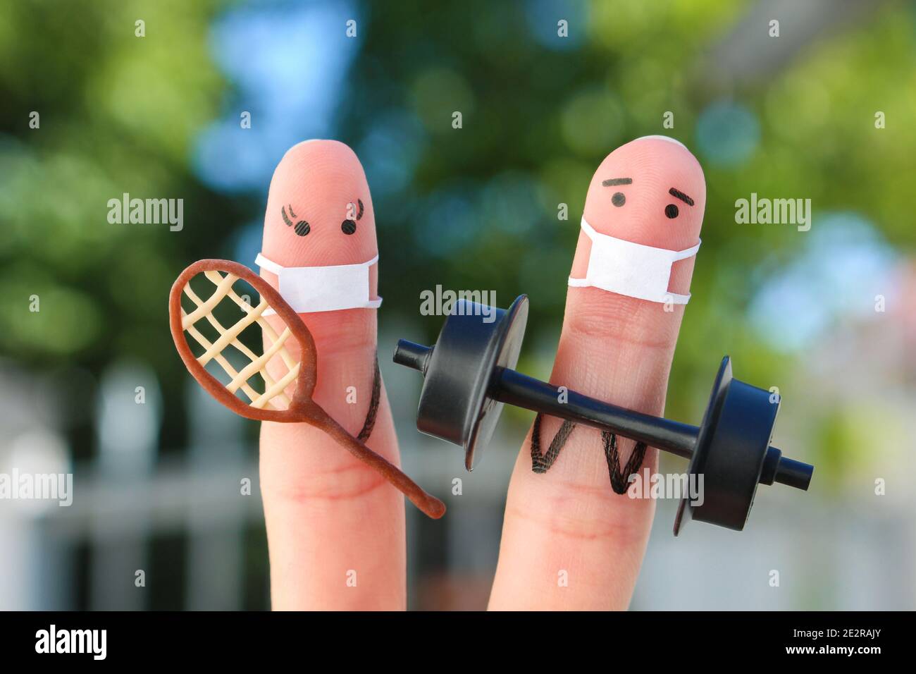 Fingers arte di felice coppia in maschera medica da COVID-2019. Concetto di famiglia nello sport. Foto Stock