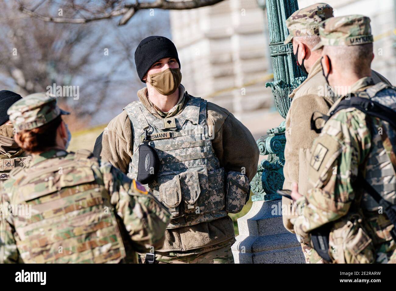 La direzione della Guardia nazionale controlla con le truppe schierate per ricevere un aggiornamento dello stato. Washington, DC, USA, 14 gennaio 2021. Foto di Kit Karzen/ABACAPRESS.COM Foto Stock