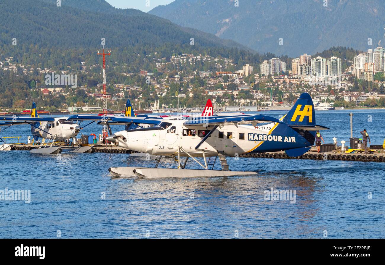 Splendida vista panoramica di un aereo del porto che decolera il porto sullo sfondo della città di Richmond, BC, Canada, settembre 29,202 Foto Stock