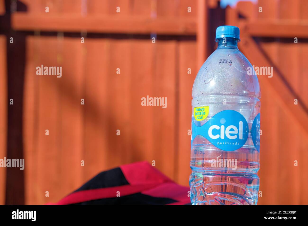 Vista parziale dell'acqua potabile depurata del marchio Ciel in una bottiglia di plastica trasparente da 1.5 litri; Ciel è un marchio messicano di proprietà della Coca-Cola Company. Foto Stock