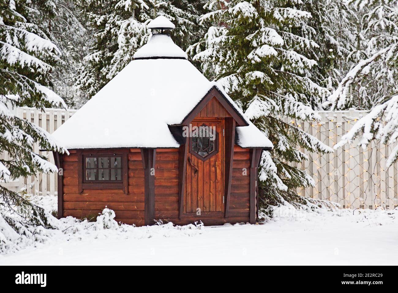 Umea, Norrland Svezia - 22 dicembre 2020: Un piccolo edificio in legno che è stato innevato Foto Stock