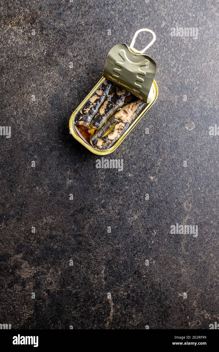 Aprire la lattina di sardine sul tavolo nero. Vista dall'alto Foto stock -  Alamy