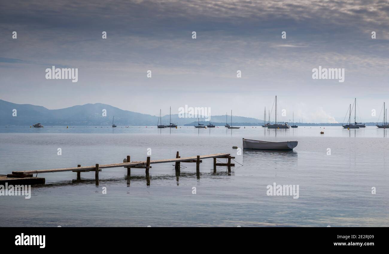 Vista sulla baia di Pollensa, nella parte settentrionale dell'isola di Maiorca, Spagna Foto Stock