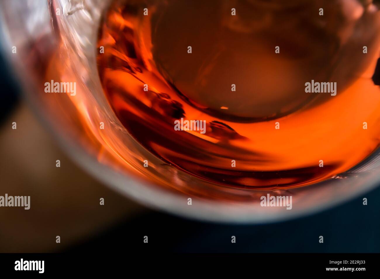 Riflesso della gente all'interno di un bicchiere di vino Foto Stock