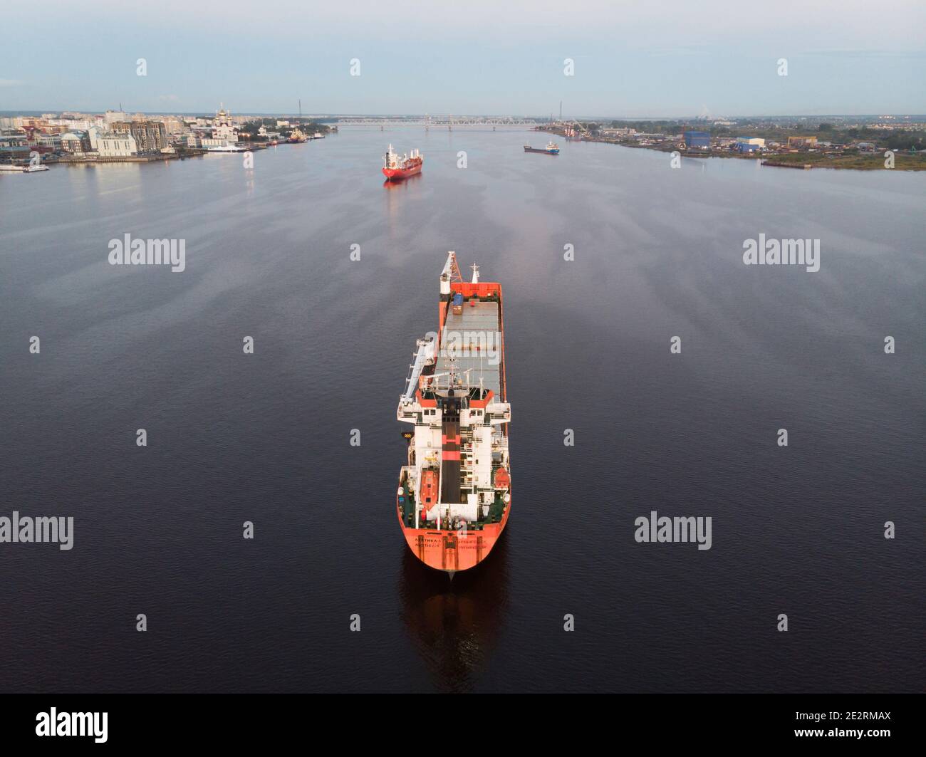 Settembre, 2020 - Arkhangelsk. Nave da carico artica secca sulla strada della città di Arkhangelsk. Porto, strada. Russia, regione di Arkhangelsk Foto Stock