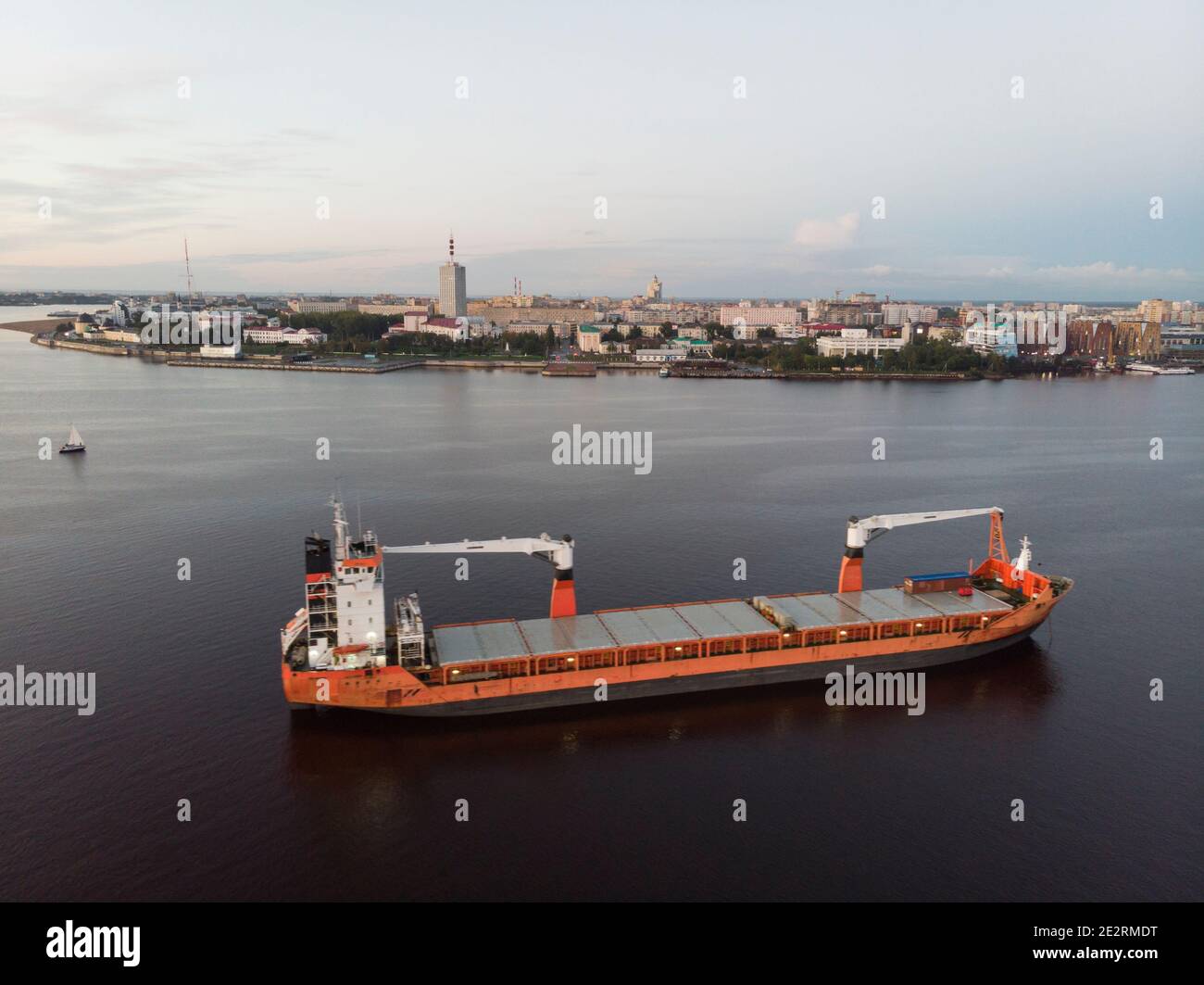 Settembre, 2020 - Arkhangelsk. Nave da carico artica secca sulla strada della città di Arkhangelsk. Porto, strada. Russia, regione di Arkhangelsk Foto Stock