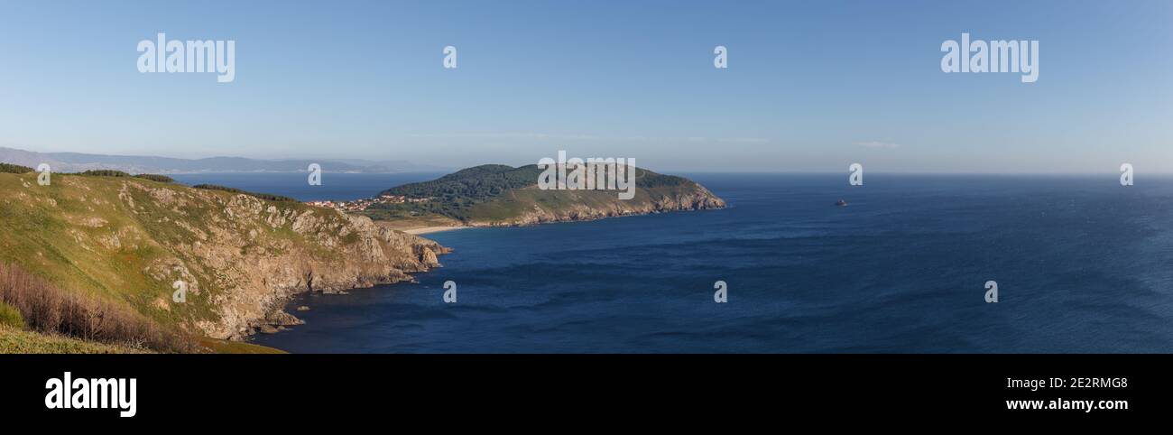 Panorama, paesaggio costiero, vista di Capo Finisterre e Mar de Fora spiaggia, Finisterre, Galizia, Spagna Foto Stock