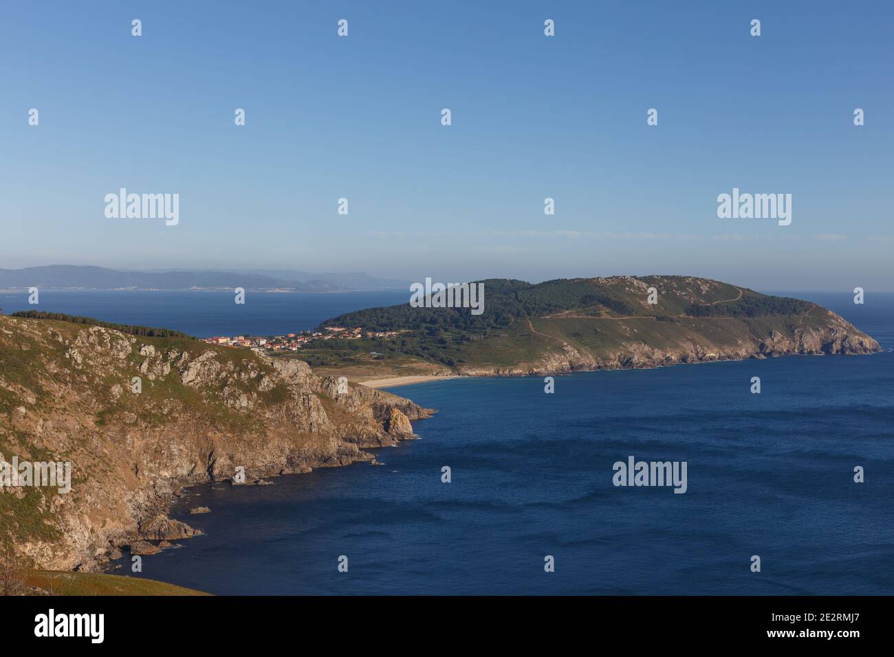 Paesaggio costiero, vista di Capo Finisterre e Mar de Fora spiaggia, Finisterre, Galizia, Spagna Foto Stock