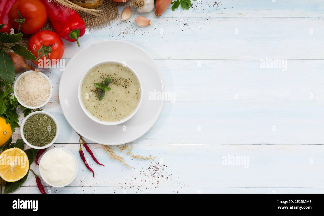 Zuppa di Yayla (turca; "zuppa di yogurt") con verdure colorate sul tavolo bianco. Zuppa di cucina turca tradizionale. Foto Stock