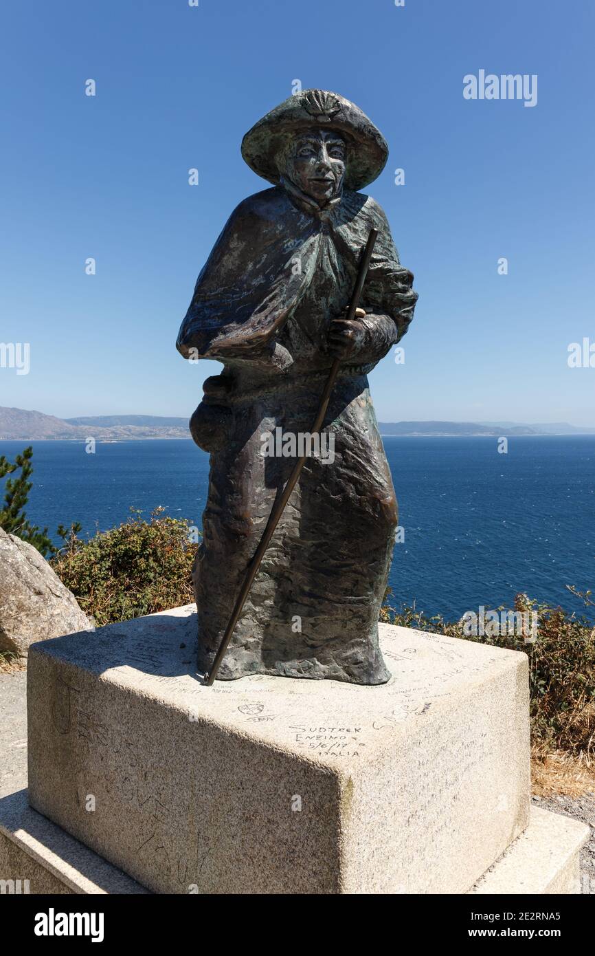 Scultura in bronzo, tributo alla via dei pellegrini di San Giacomo, che si trova sulla strada fino al faro di Finisterre, Galizia, Spagna Foto Stock
