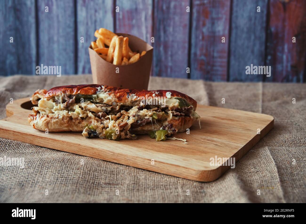 Bistecca di manzo con frite di pommes sul tagliere Foto Stock