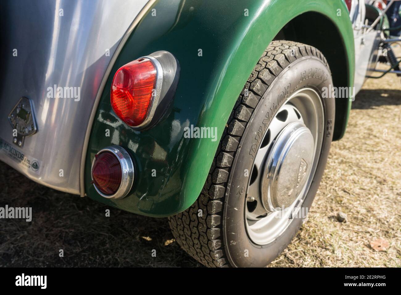 Primo piano della ruota posteriore e del passaruota di Un British Racing Green 1960 Lotus Seven leggero open top auto sportiva Foto Stock