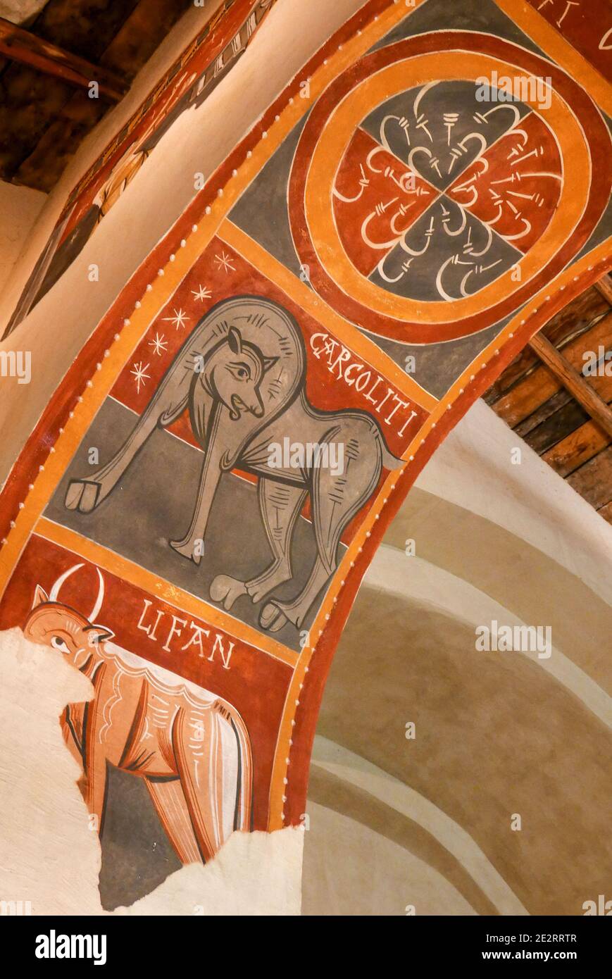 Spagna, Catalogna: Chiesa romanica di Sant Joan de Boí, nel villaggio di Boi. Murale con figure di bestiario medievale Foto Stock