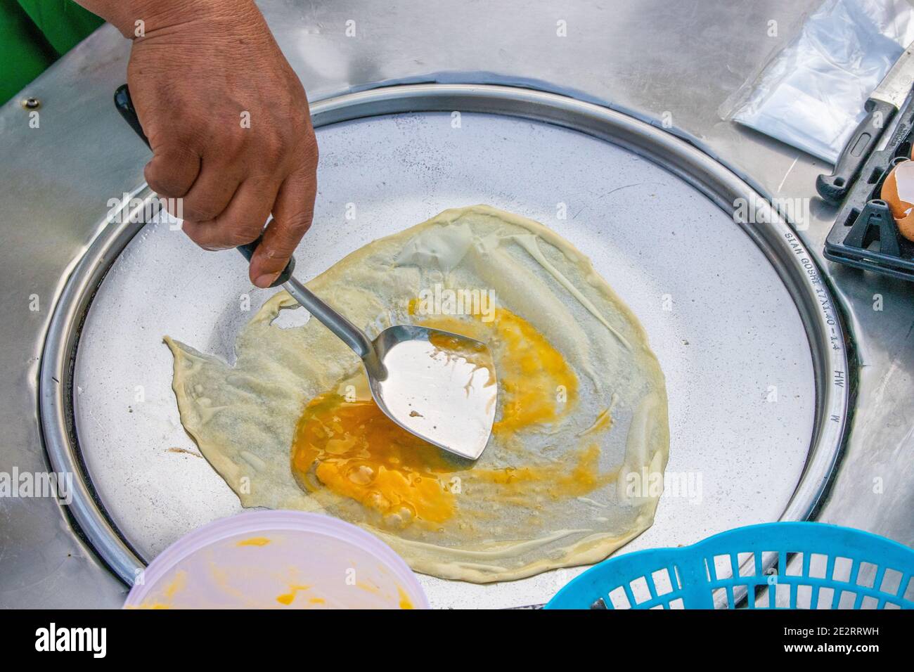 Preparazione di deliziosi pancake con un ripieno di banana a Negozio mobile Street food in Thailandia Foto Stock