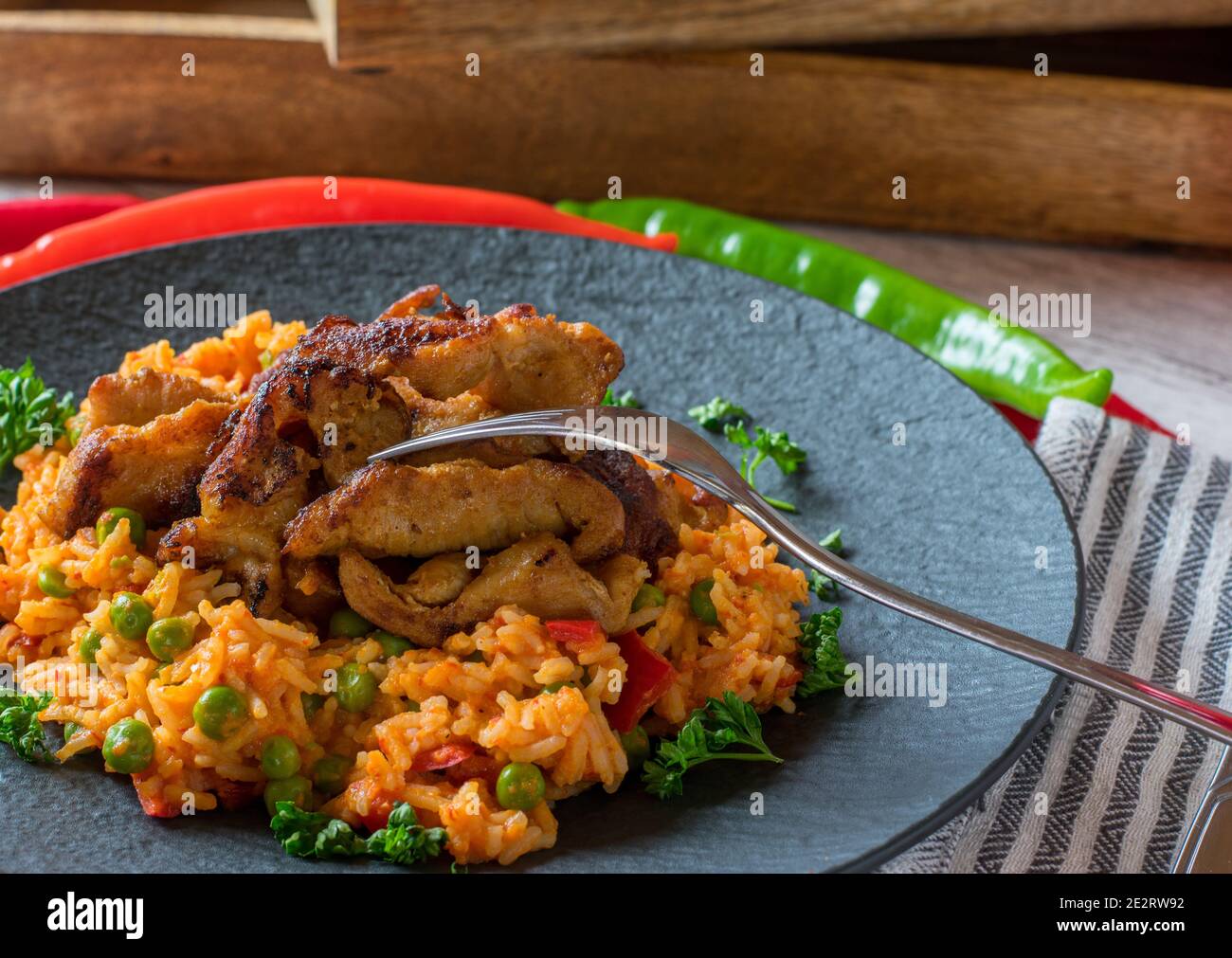 Carne con riso su un piatto Foto Stock