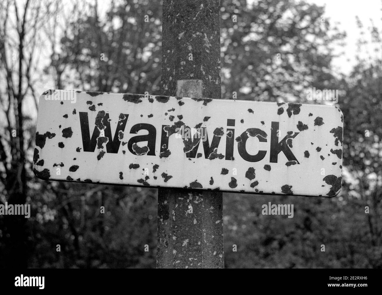 Vecchio segno della stazione ferroviaria di Warwick, Warwickshire, Regno Unito. 1985. Foto Stock