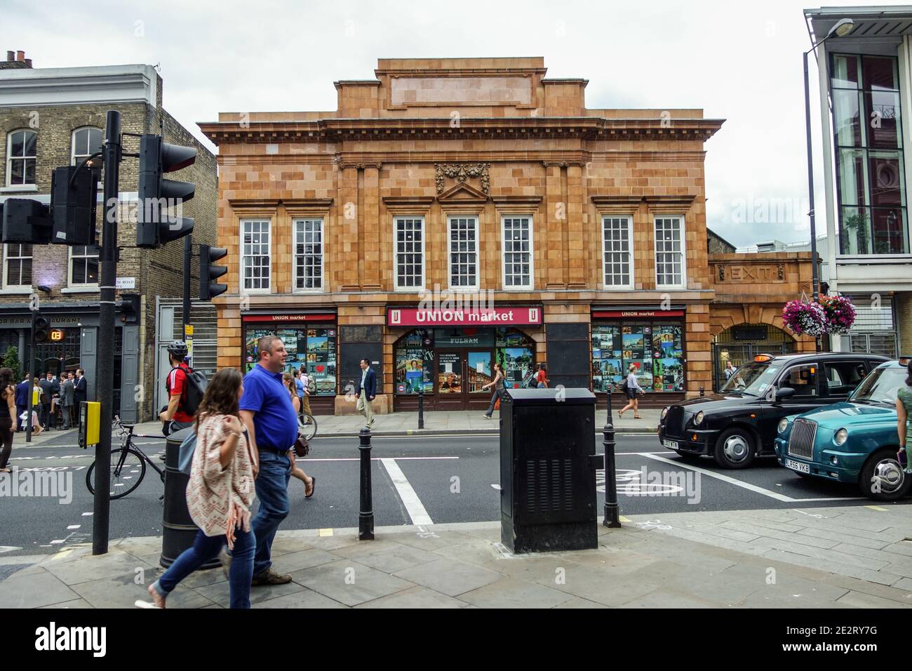 L'originale Fulham Broadway Station, 472 Fulham Road, che è stato sostituito da un moderno e più recente trasporto per la stazione metropolitana di Londra, accanto. Foto Stock