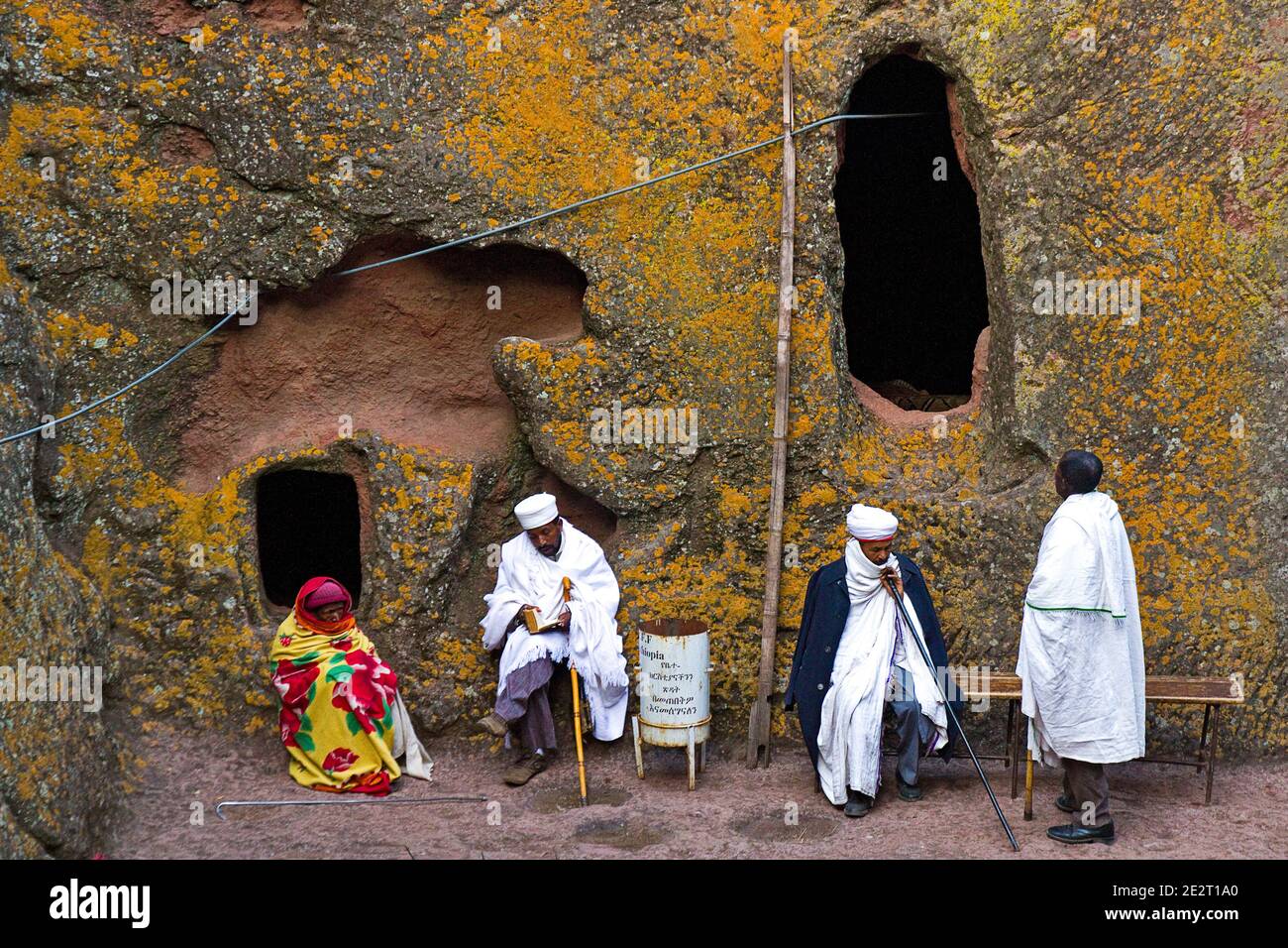 Pellegrini profondamente religiosi che pregano alla chiesa rupestre di Bet Giyorgis, Felsenkirche, patrimonio dell'umanità dell'UNESCO, Lalibela, Etiopia, Africa Foto Stock