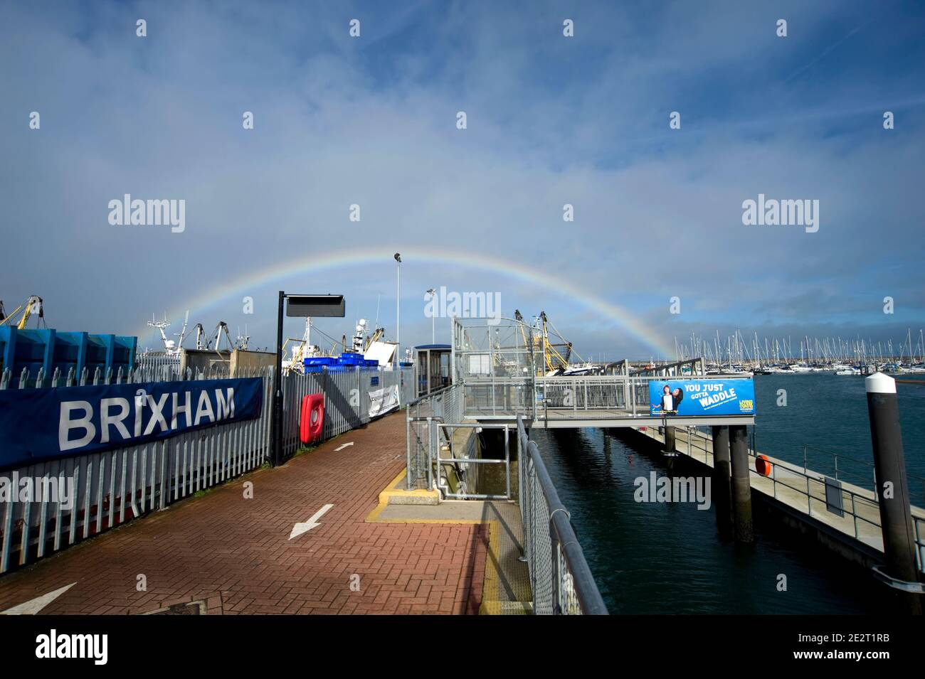Rainbow sul porto di Brixham nel Devon Inghilterra Regno Unito Foto Stock