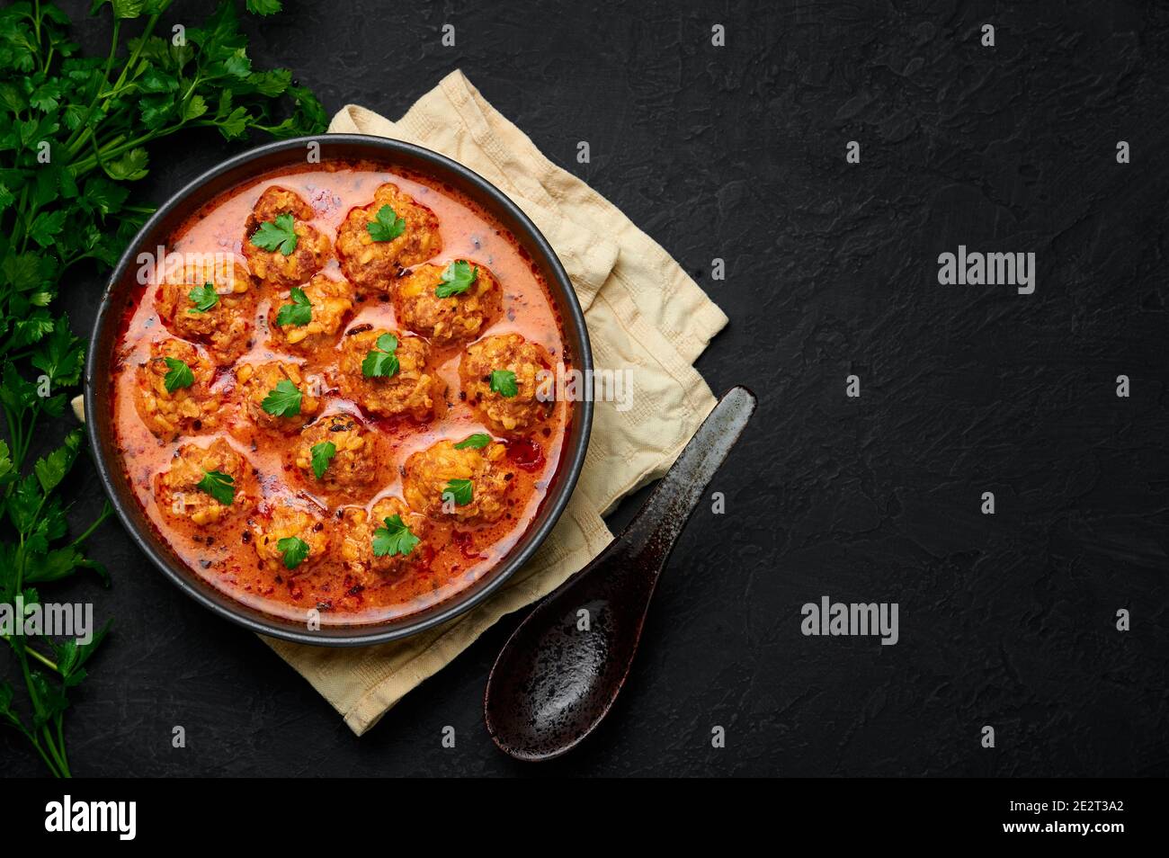 Sulu Kofte in ciotola nera su tavolo in ardesia scura. Piatto di zuppa di cucina turca con polpette di manzo e sugo di carne. Cibo tradizionale. Vista dall'alto. Spazio di copia Foto Stock