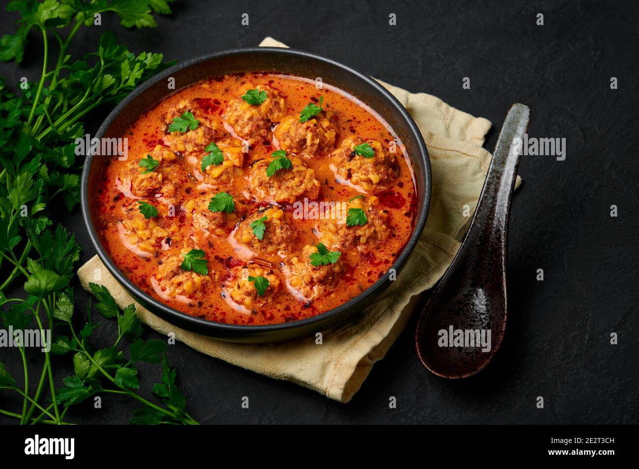 Sulu Kofte in ciotola nera su tavolo in ardesia scura. Piatto di zuppa di cucina turca con polpette di manzo e sugo di carne. Cibo tradizionale. Foto Stock