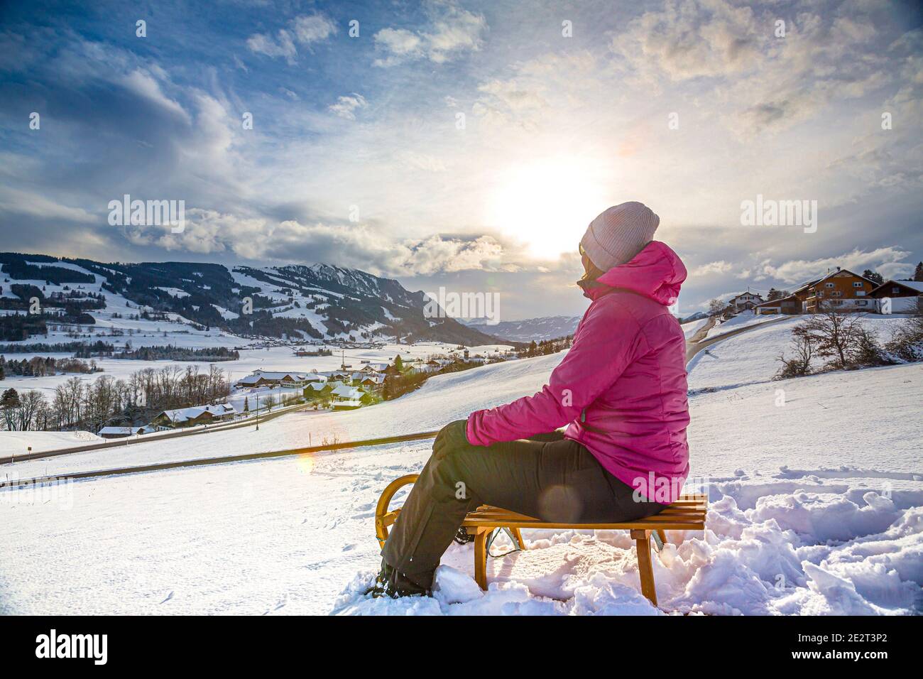 Germania, Baviera, Allgäu, Donna godendo di una giornata di slittino invernale Foto Stock