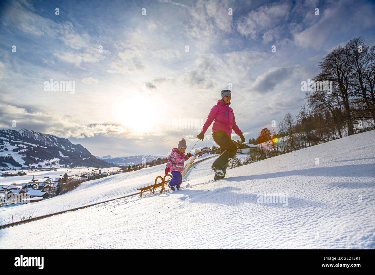 Germania, Baviera, Allgäu, Donna e figlia godendo di una giornata di slittino invernale Foto Stock