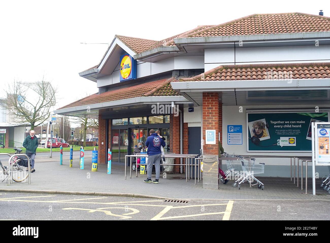 Ashford, Kent, Regno Unito. 15 gennaio 2021. Un negozio Lidl nella città Kent di Ashford. Poche persone stanno facendo i loro negozi quotidiani in negozio con il governo incoraggiando clic e raccogliere e consegne. Tutti gli acquirenti indossano maschere facciali, ad eccezione del personale addetto al check out. Vista esterna di Lidl. Photo Credit: Paul Lawrenson/Alamy Live News Foto Stock