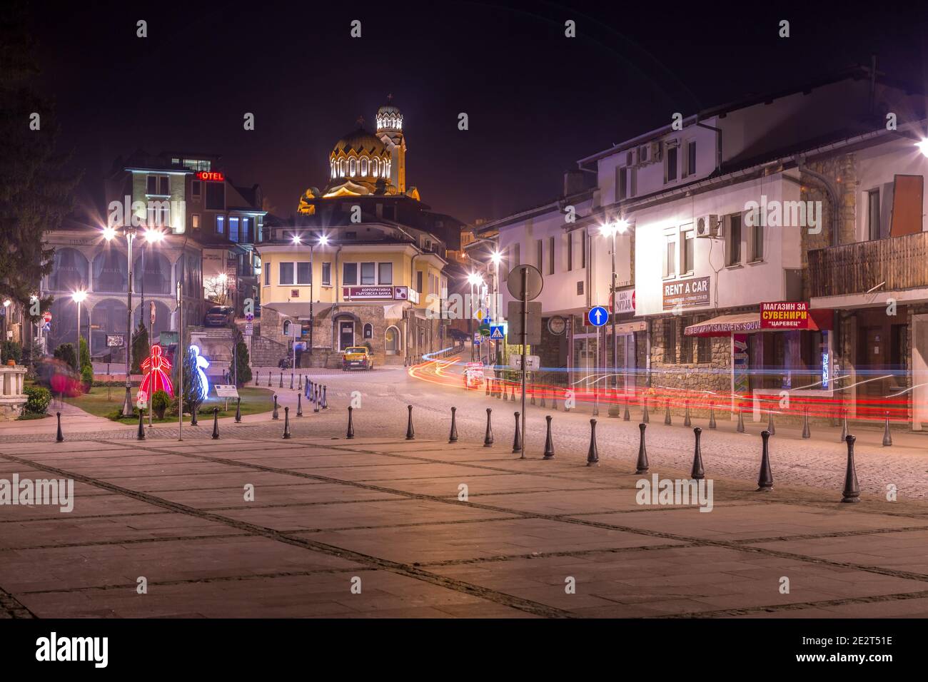 Veliko Tarnovo, Bulgaria - 23 marzo 2015: Vista notturna della cattedrale, delle figurine martenitsa e della piazza di Veliko Tyrnovo Foto Stock