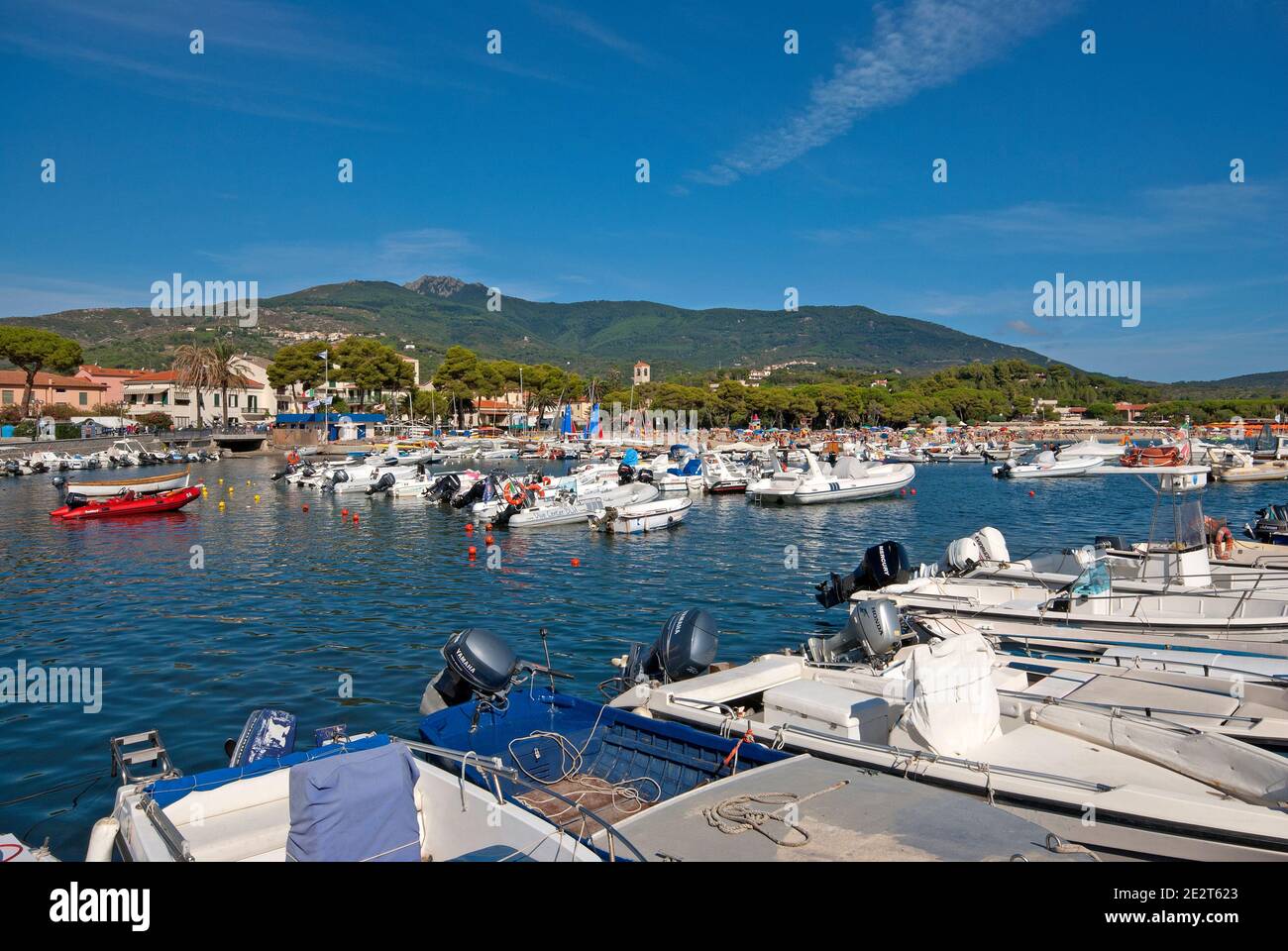 Marina di campo, piccolo porto e spiaggia sullo sfondo, Isola d'Elba, Toscana, Italia Foto Stock
