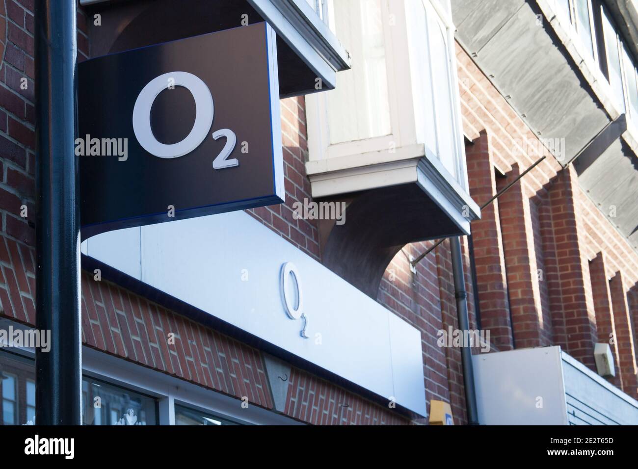 Il cartello O2 su un negozio a Newbury in Inghilterra, preso il 19 novembre 2020 Foto Stock