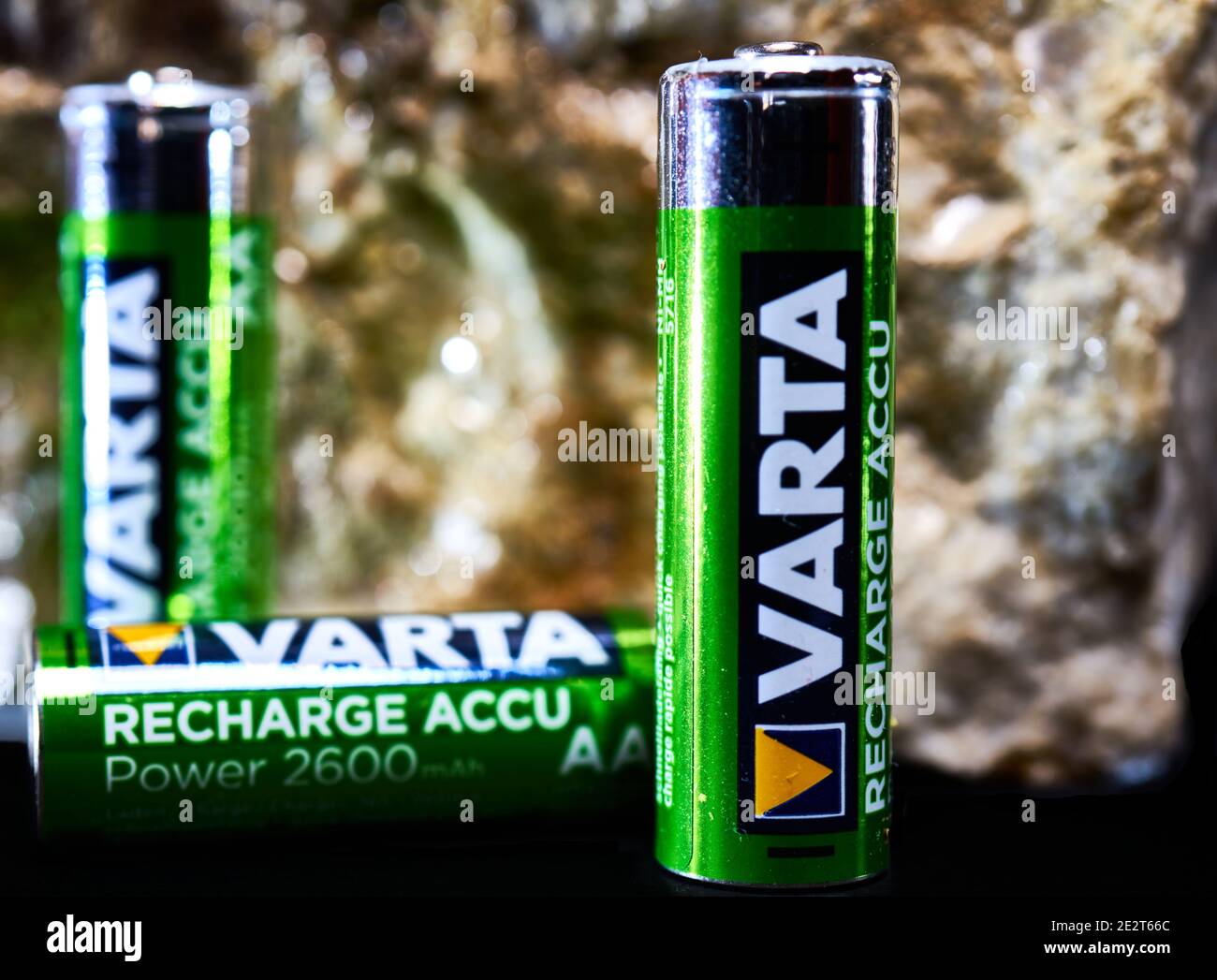 VARTA Mignon Cells, batterie ad alte prestazioni del produttore tedesco di batterie per vari piccoli elettrodomestici a Gifhorn Germania, dicembre Foto Stock