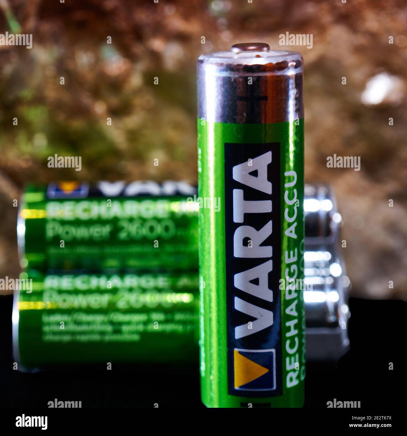 VARTA Mignon Cells, batterie ad alte prestazioni del produttore tedesco di batterie per vari piccoli elettrodomestici a Gifhorn Germania, dicembre Foto Stock