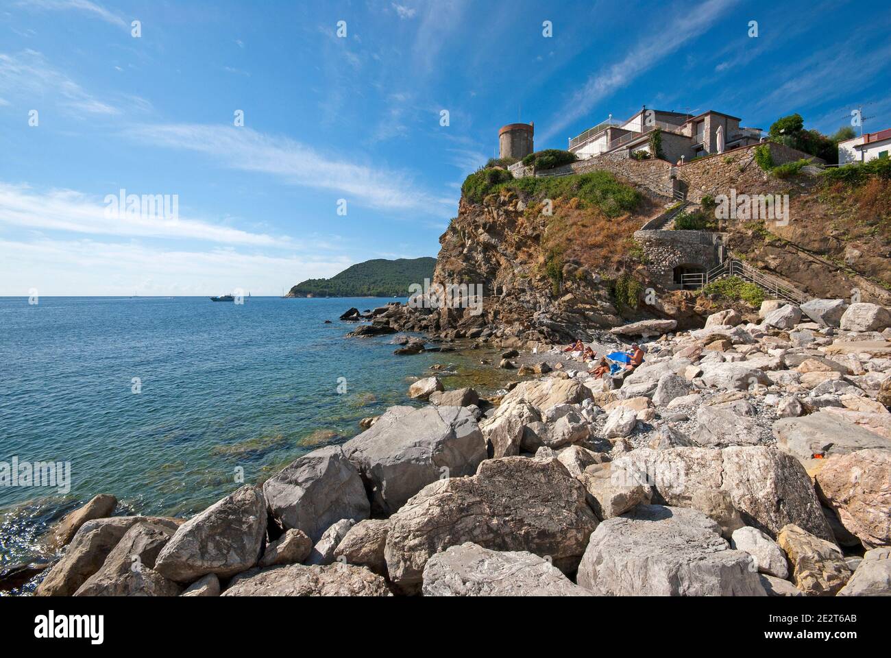 Costa rocciosa e l'antica Torre Appiani a Marina di campo, Isola d'Elba, Toscana, Italia Foto Stock